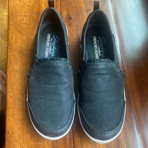 Skechers 7.5 Air-Cooled Memory Foam slip-on black flats w soft ruffle detail